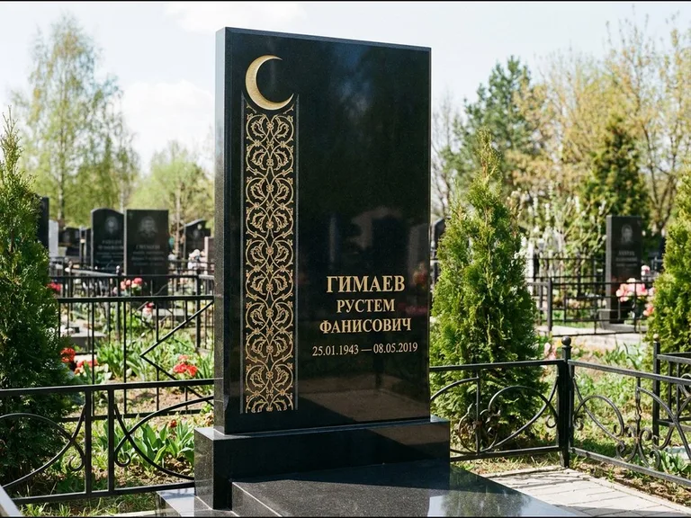 Памятник с гравировкой полумесяца — золочёный полумесяц и колонна растительного орнамента-ислими, работа «Гимаев» в Ставрополе