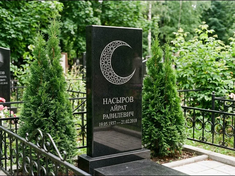 Памятник с гравировкой полумесяца — гравировка полумесяца в геометрическом орнаменте-гирихе, работа «Насыров» в Ставрополе
