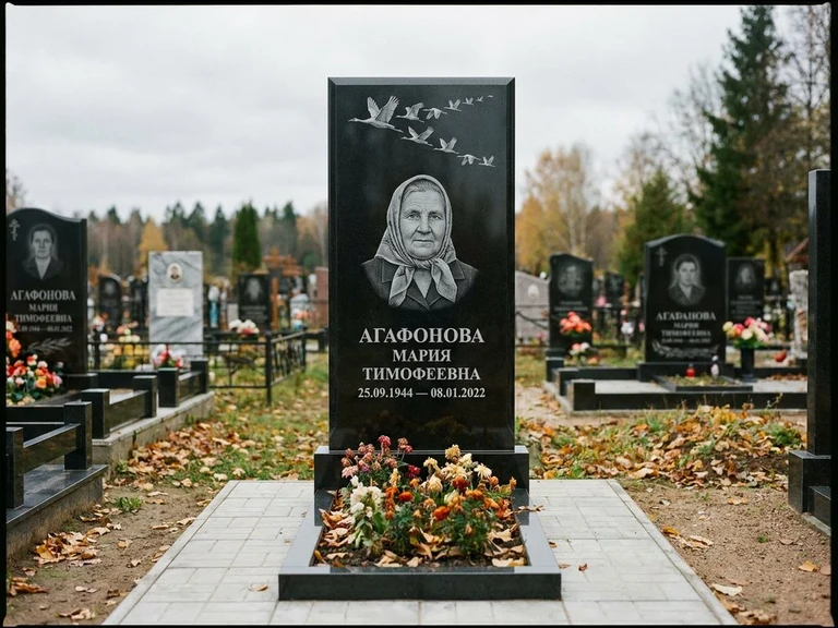 Гравировка журавлей на памятник в Ставрополе — памятник из чёрного гранита с гравировкой