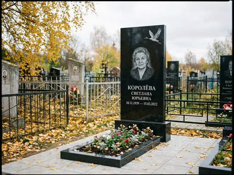 Памятник с гравировкой журавлей — белая гравировка клина журавлей, уходящего в верхний угол ст, работа «Королёва» в Ставрополе