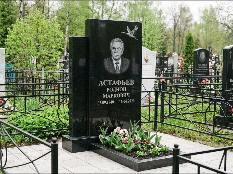 Памятник с гравировкой журавлей — гравировка одиночного летящего журавля над портретом, работа «Астафьев» в Ставрополе
