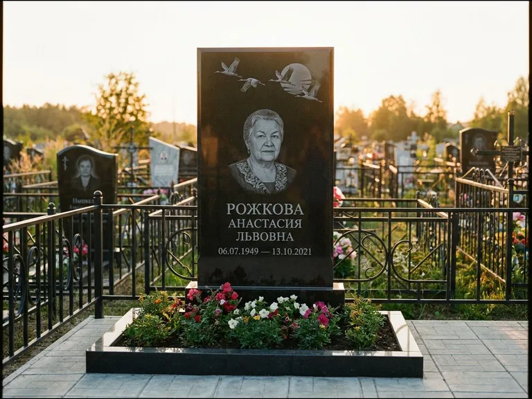 Памятник с гравировкой журавлей — гравировка клина журавлей на фоне солнечного диска, работа «Рожкова» в Ставрополе