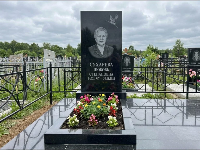 Памятник с гравировкой журавлей — гравировка одиночного летящего журавля над портретом, работа «Сухарева» в Ставрополе