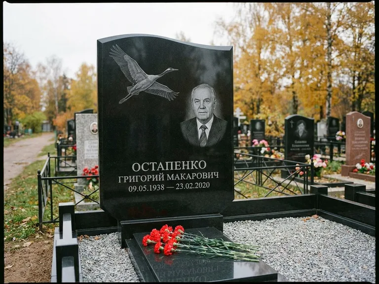 Памятник с гравировкой журавлей — гравировка журавлей, работа «Остапенко» в Ставрополе