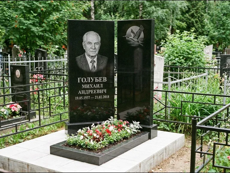 Памятник с гравировкой журавлей — гравировка клина журавлей на фоне солнечного диска, работа «Голубев» в Ставрополе