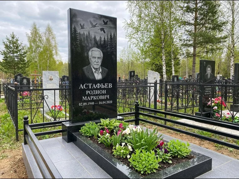 Памятник с гравировкой журавлей — гравировка силуэтов журавлей над еловым лесом, работа «Астафьев» в Ставрополе