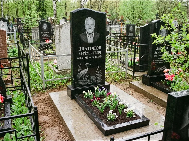 Памятник с гравировкой журавлей — гравировка журавля у камышей рядом с эпитафией, работа «Платонов» в Ставрополе