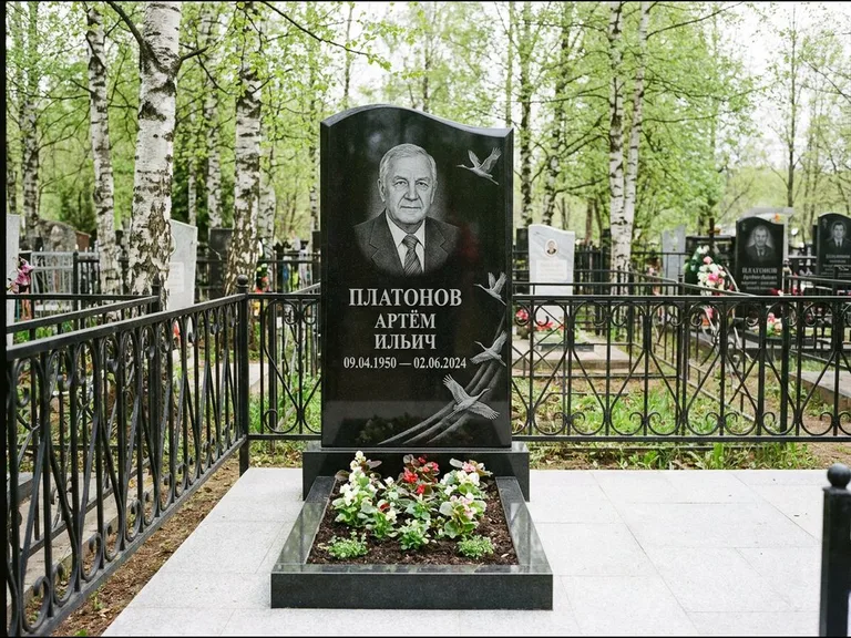 Памятник с гравировкой журавлей — гравировка трёх журавлей по диагонали через свободное поле с, работа «Платонов» в Ставрополе