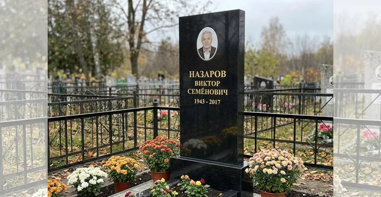 Памятник с оградой, Памятники мастерской «Мастер Каменев» на кладбищах Санкт-Петербурга
