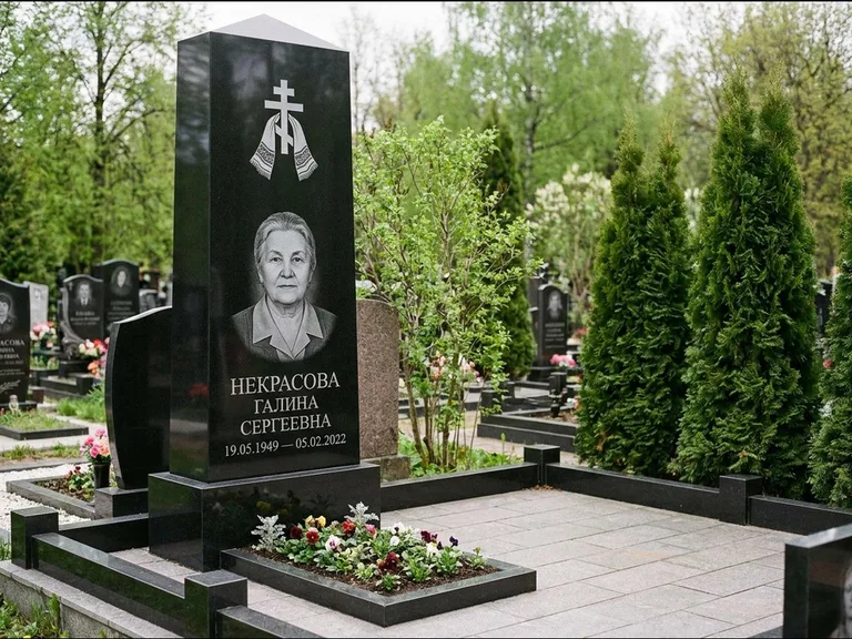 Памятник из чёрного гранита — стела-пилон с ажурным резным крестом, работа «Ерофеева» в Ставрополе