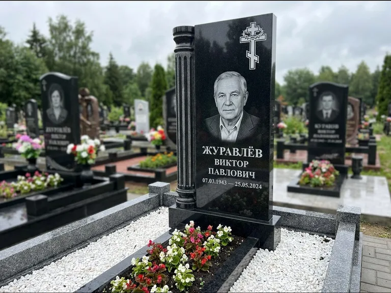 Памятник из чёрного гранита — семейный мемориал из двух стел с крестом с рушником, работа «Гущин» в Ставрополе