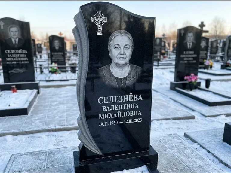 Памятник из чёрного гранита — восьмигранный обелиск с кельтским крестом, работа «Некрасова» в Ставрополе