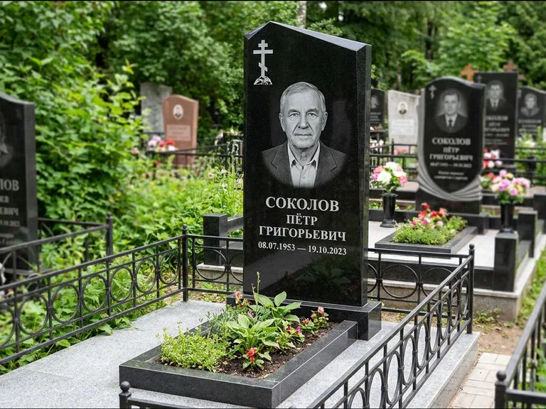 Памятник из чёрного гранита — полукруглая стела с крестом на Голгофе, работа «Журавлёв» в Ставрополе