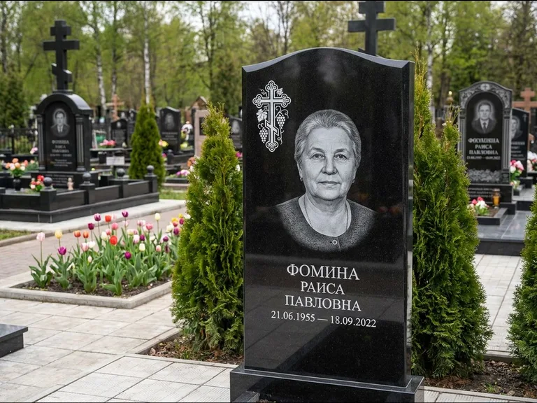 Памятник из чёрного гранита — двухцветная стела с крестом с распятием, работа «Одинцова» в Ставрополе