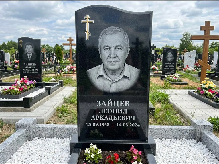Памятник из чёрного гранита — горизонтальная семейная стела с аркой с процветшим крестом с виноградной лозой, работа «Верещагин» в Ставрополе