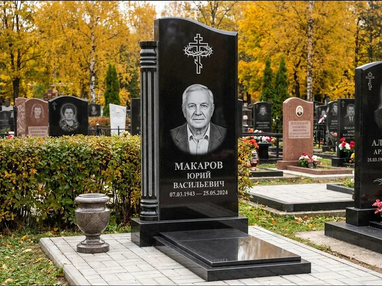 Памятник из чёрного гранита — асимметричная стела с крестом с рушником, работа «Панкратов» в Ставрополе