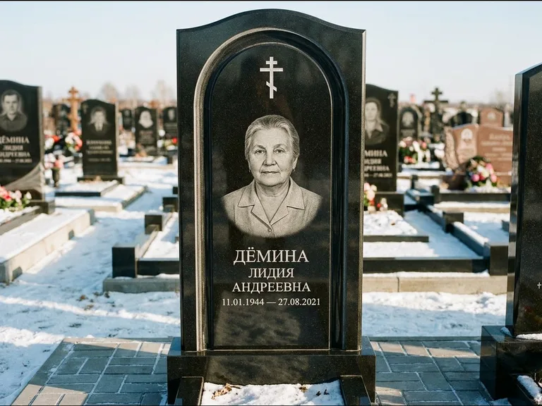 Памятник из чёрного гранита — стела-триптих с крестом с терновым венцом, работа «Ерофеева» в Ставрополе