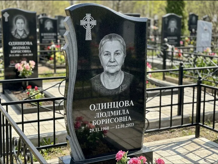 Памятник из чёрного гранита — стела с портретным овалом с кельтским крестом, работа «Савельева» в Ставрополе
