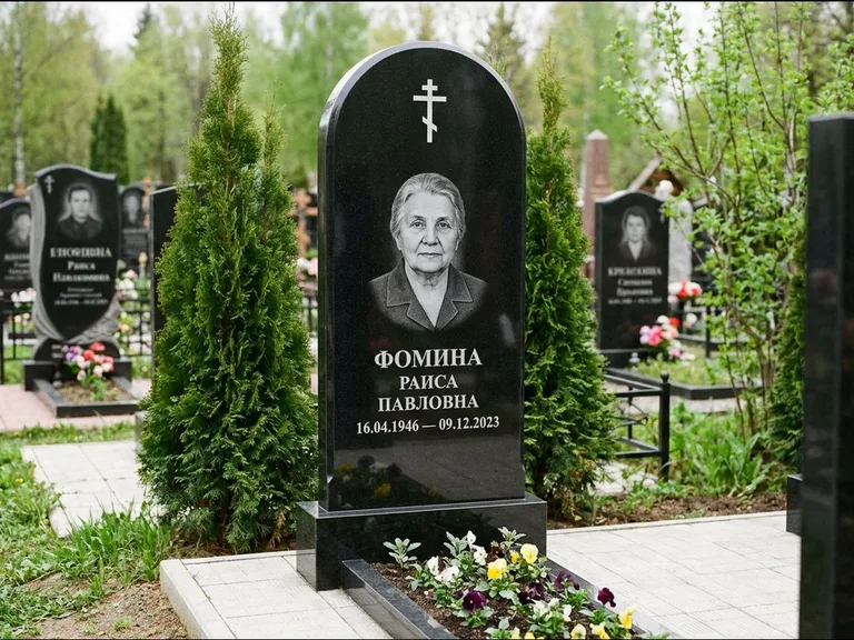 Памятник из чёрного гранита — вертикальная стела с латинским крестом, работа «Некрасова» в Ставрополе