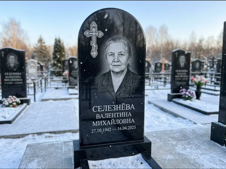Памятник из чёрного гранита — массивная стела с крестом в лучах с крестом в лучах, работа «Одинцова» в Ставрополе