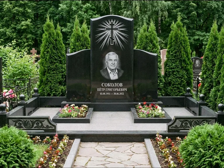 Памятник из чёрного гранита — низкая стела с крестом сбоку с золочёным крестом, работа «Верещагин» в Ставрополе