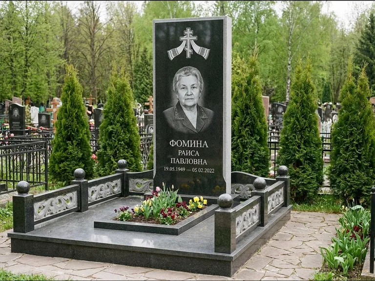 Памятник из чёрного гранита — семейный мемориал с ажурным резным крестом, работа «Мельникова» в Ставрополе
