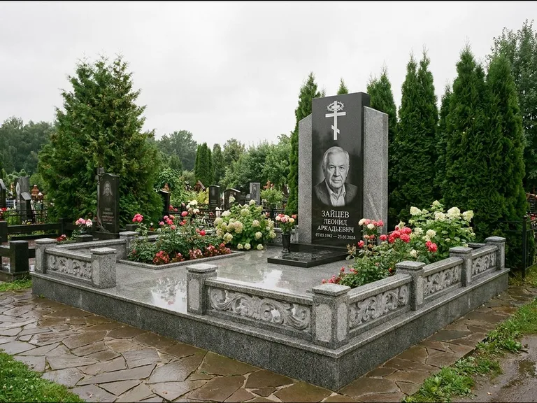 Памятник из чёрного гранита — стела с двумя портретами с крестом с рушником, работа «Богданов» в Ставрополе