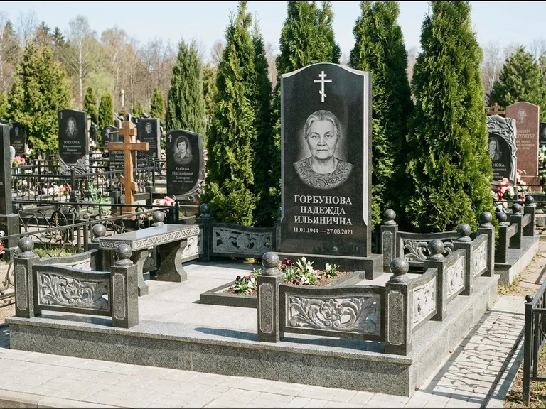 Памятник из чёрного гранита — стела с золочёным крестом с крестом с терновым венцом, работа «Селезнёва» в Ставрополе