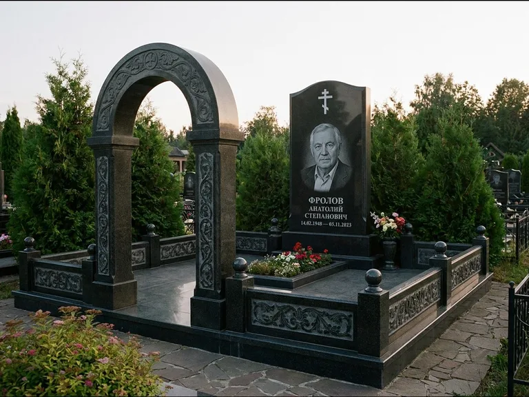 Памятник из чёрного гранита — высокая стела с процветшим крестом с православным восьмиконечным крестом, работа «Панкратов» в Ставрополе