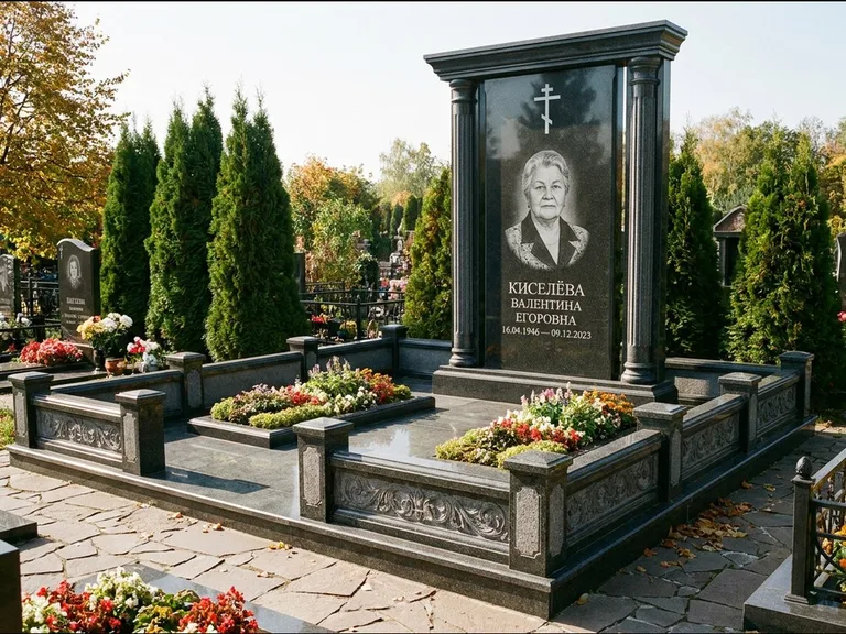 Памятник из чёрного гранита — стела с кельтским крестом с латинским крестом, работа «Ерофеева» в Ставрополе