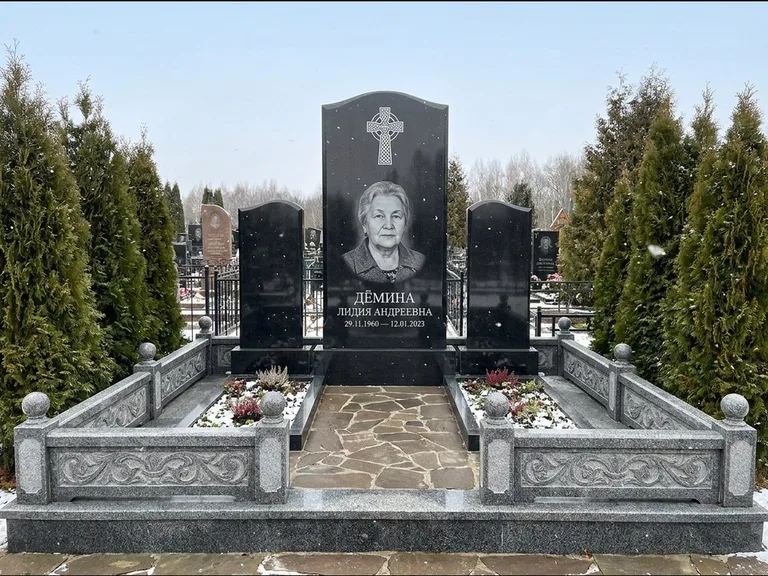 Памятник из чёрного гранита — стела с крестом и ветвью с кельтским крестом, работа «Лаврентьева» в Ставрополе