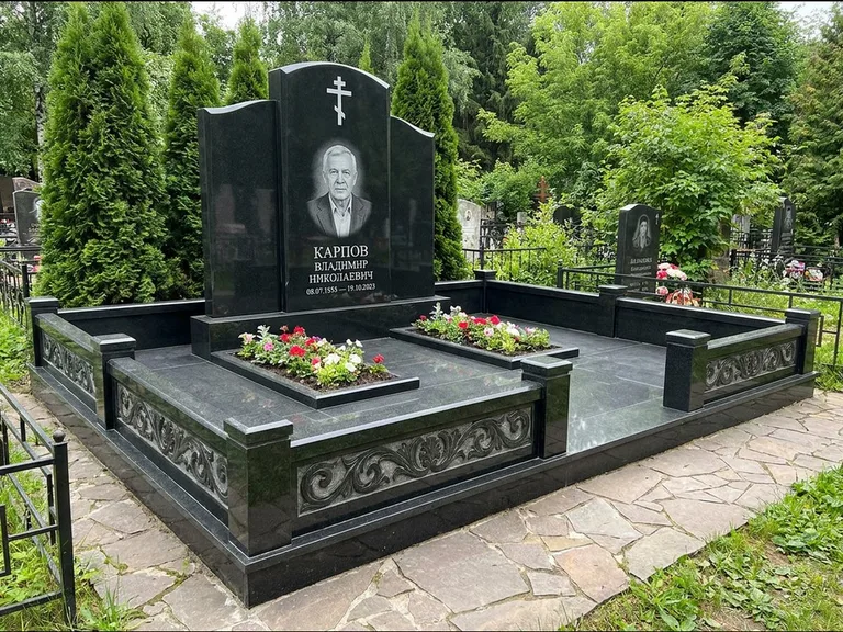 Памятник из чёрного гранита — двойная семейная стела с крестом на Голгофе, работа «Тихонов» в Ставрополе