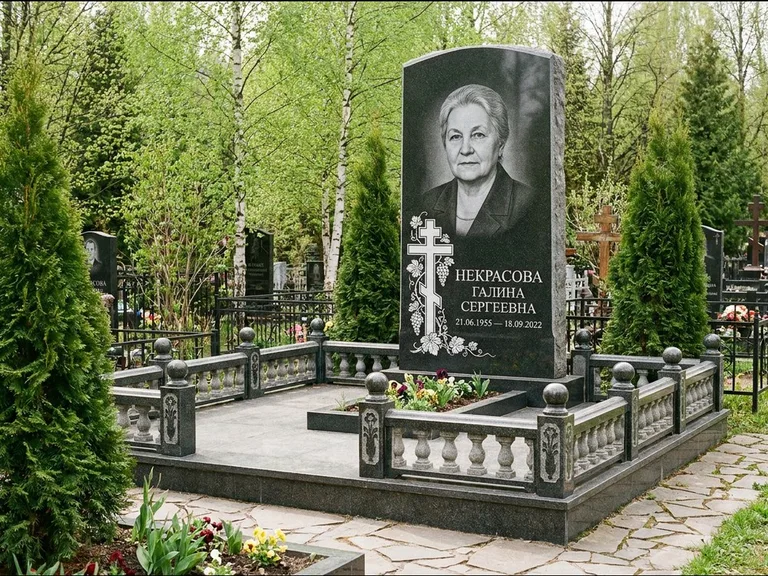 Памятник из чёрного гранита — стела с крестом и книгой с крестом с распятием, работа «Савельева» в Ставрополе