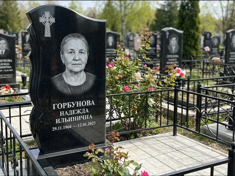 Памятник из чёрного гранита — высокий обелиск с кельтским крестом, работа «Одинцова» в Ставрополе