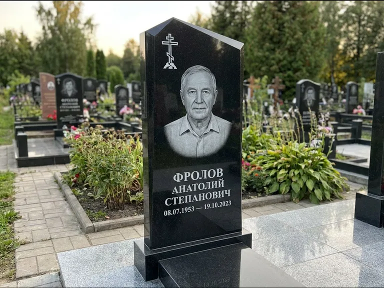 Памятник из чёрного гранита — стела со столиком и скамьёй с крестом на Голгофе, работа «Верещагин» в Ставрополе