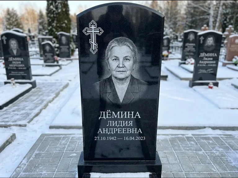 Памятник из чёрного гранита — стела домиком с крестом в лучах, работа «Селезнёва» в Ставрополе