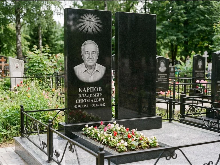 Памятник из чёрного гранита — ступенчатая стела с золочёным крестом, работа «Панкратов» в Ставрополе