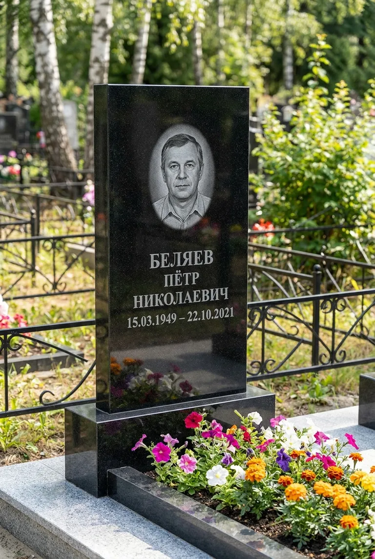 Вертикальный чёрный гранитный памятник под ключ с цветником в Ставрополе