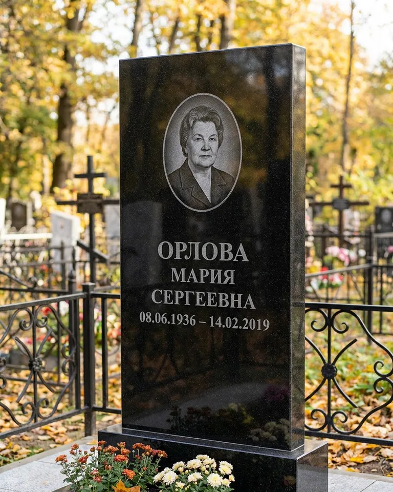 Вертикальный серый гранитный памятник под ключ, осень в Ставрополе