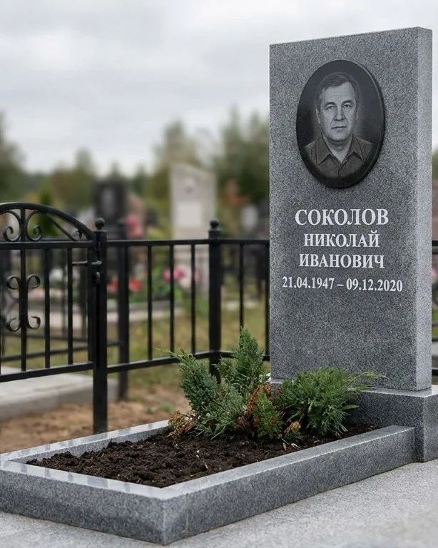 Чёрный памятник под ключ на гранитном цоколе в Ставрополе