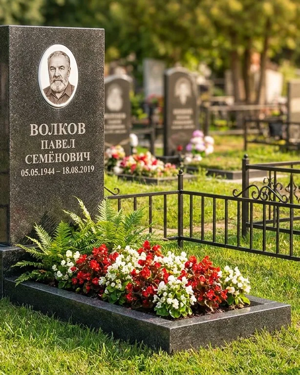 Тёмно-серый памятник под ключ с художественной гравировкой в Ставрополе
