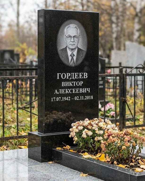 Памятник под ключ с гранитным цоколем и плиткой в Ставрополе