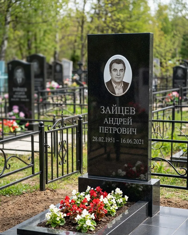 Памятник под ключ с гранитной вазой и цветами в Ставрополе
