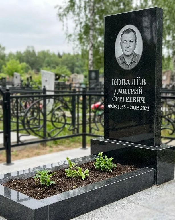 Горизонтальный серый памятник под ключ, осень в Ставрополе