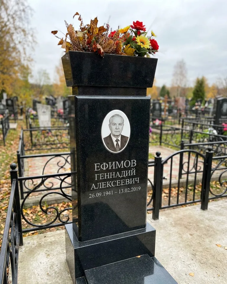 Двойной семейный памятник под ключ с портретами в Ставрополе