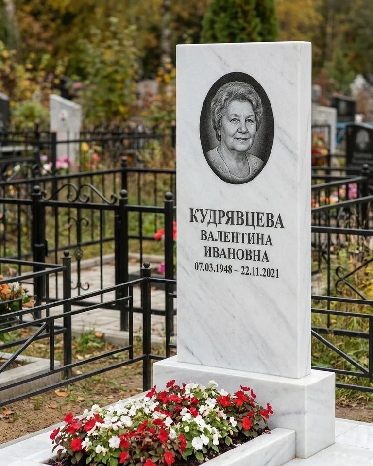 Двойной памятник под ключ с цоколем и плиткой в Ставрополе