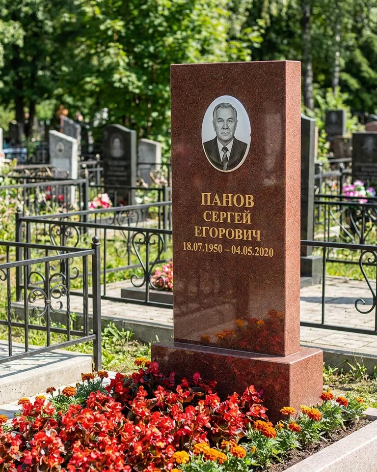 Двойной серый памятник под ключ с вазой в Ставрополе