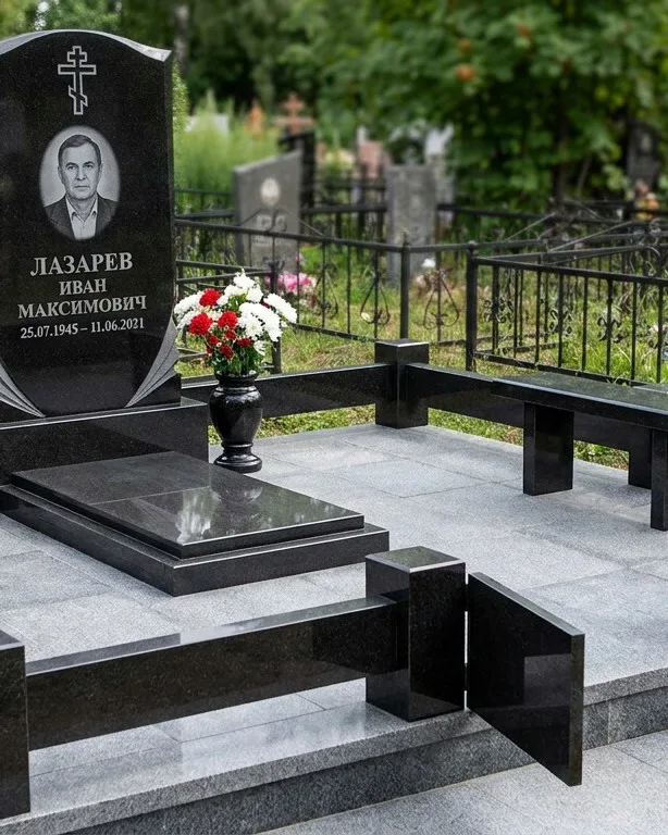 Памятник под ключ зимой с венком в Ставрополе
