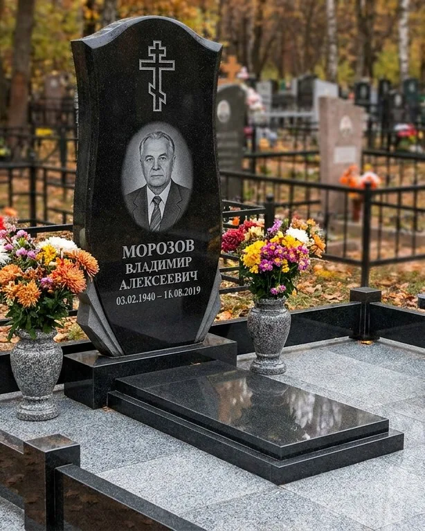 Памятник под ключ со скамьёй и мощением в Ставрополе