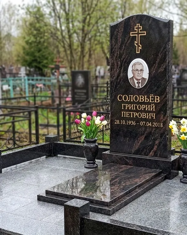 Памятник под ключ с гранитным цоколем и вазой, осень в Ставрополе